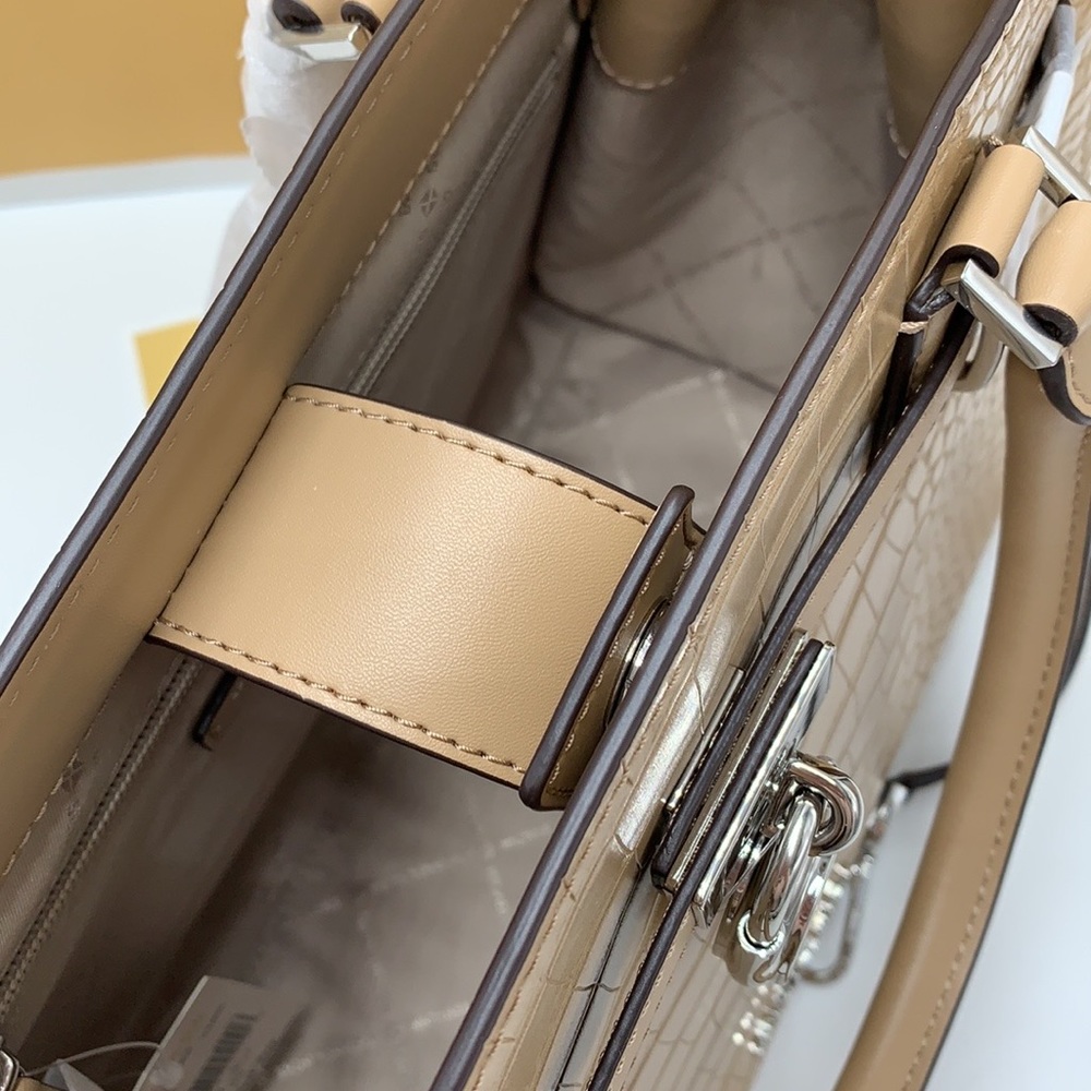 Michael Kors Hamilton Medium
Satchel Crossbody Croc Embossed
CAMEL COLOR - Picture 12 of 15